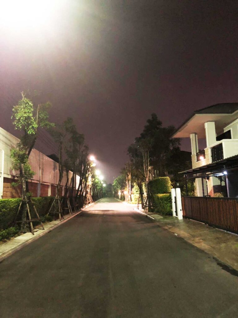 โคมไฟถนน LED 100W RICHLED PLUS II ณ หมู่บ้านแห่งหนึ่ง จ.กรุงเทพ_02