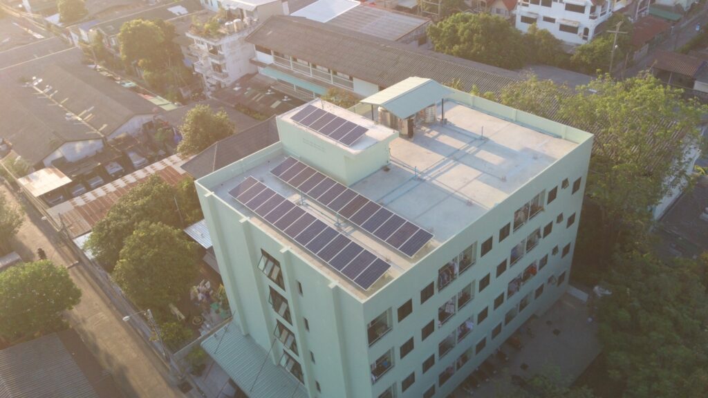 โครงการติดตั้งโซล่ารูฟท็อป ขนาด 10KW จำนวน 32 แผง ณ อพาร์ทเม้นท์แห่งหนึ่ง_08