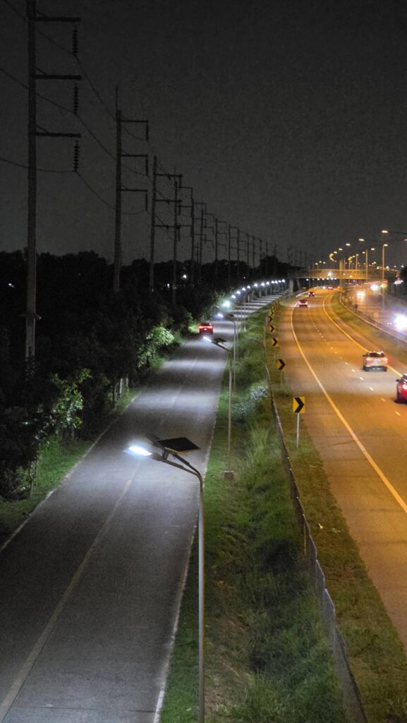 ผลงานติดตั้งโคมไฟถนนโซล่าเซลล์ LED ENRICH EN-1500 1500W จังหวัดปทุมธานี 01