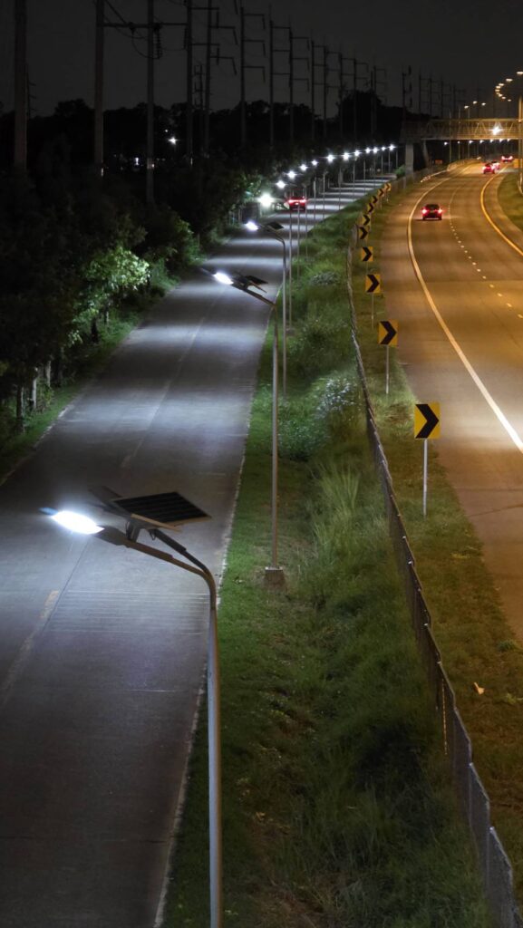 ผลงานติดตั้งโคมไฟถนนโซล่าเซลล์ LED ENRICH EN-1500 1500W จังหวัดปทุมธานี