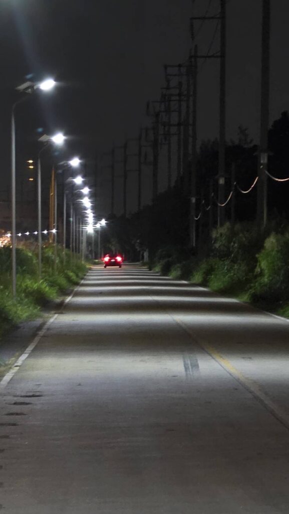 ผลงานติดตั้งโคมไฟถนนโซล่าเซลล์ LED ENRICH EN-1500 1500W จังหวัดปทุมธานี 03