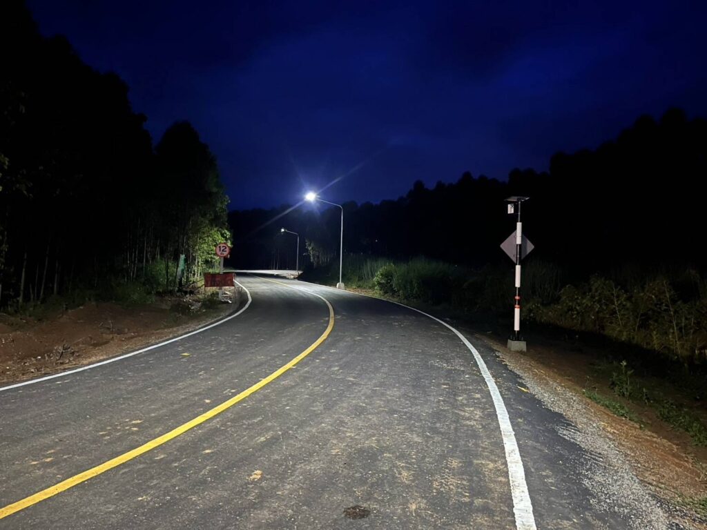 โคมไฟถนนโซล่าเซลล์ Maxnum 400w และเสาไฟถนน