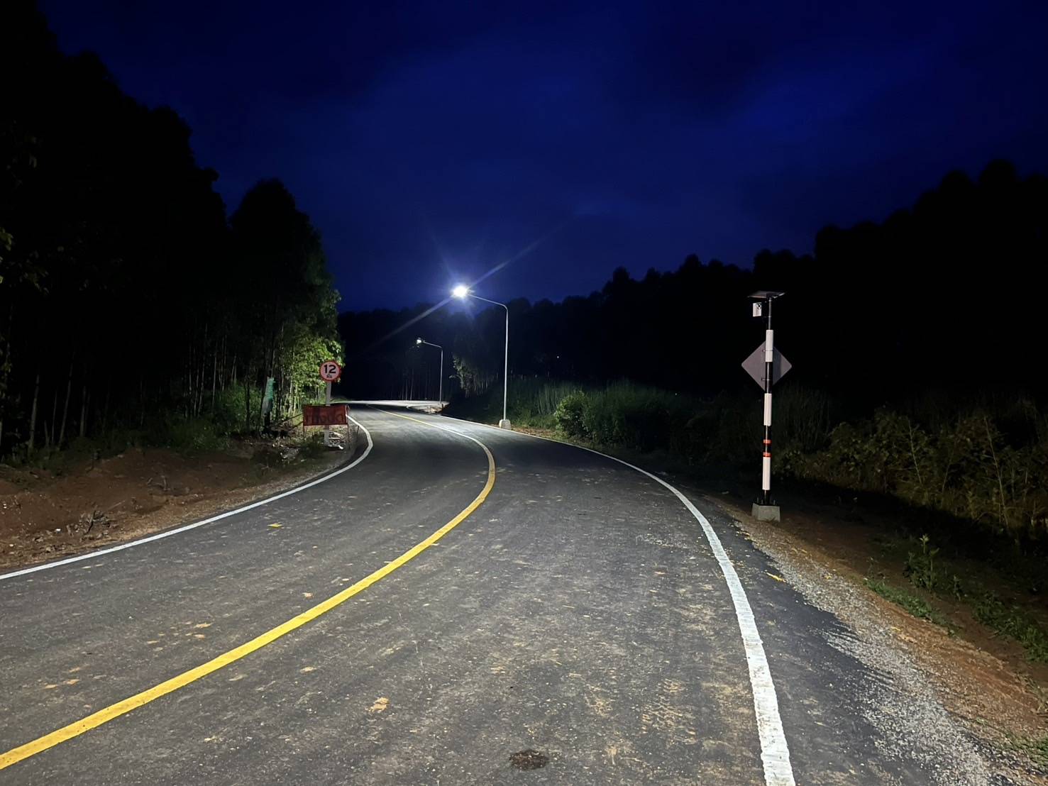 โคมไฟถนนโซล่าเซลล์ Maxnum 400w และเสาไฟถนน