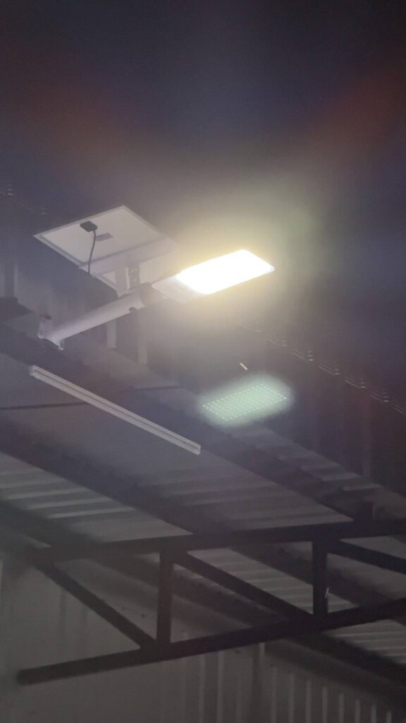 ติดตั้งโคมไฟถนนโซล่าเซลล์ ENRICH SUNSHINE 1000W ให้แสงสว่างลานโกดังตอนกลางคืน