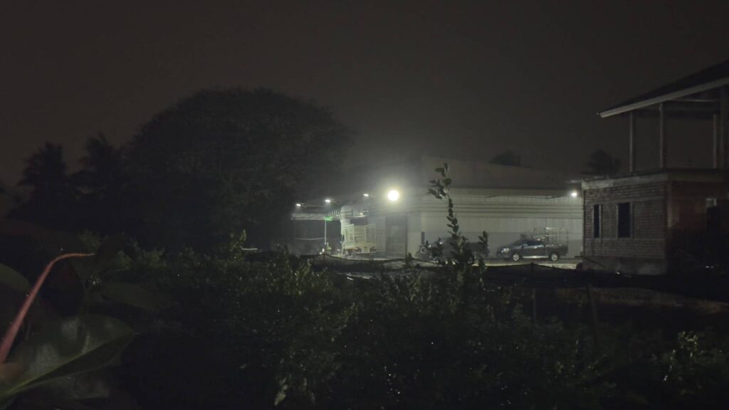 ติดตั้งไฟถนนโซล่าเซลล์ ENRICH พร้อมสปอร์ตไลท์ในโกดังอุปกรณ์