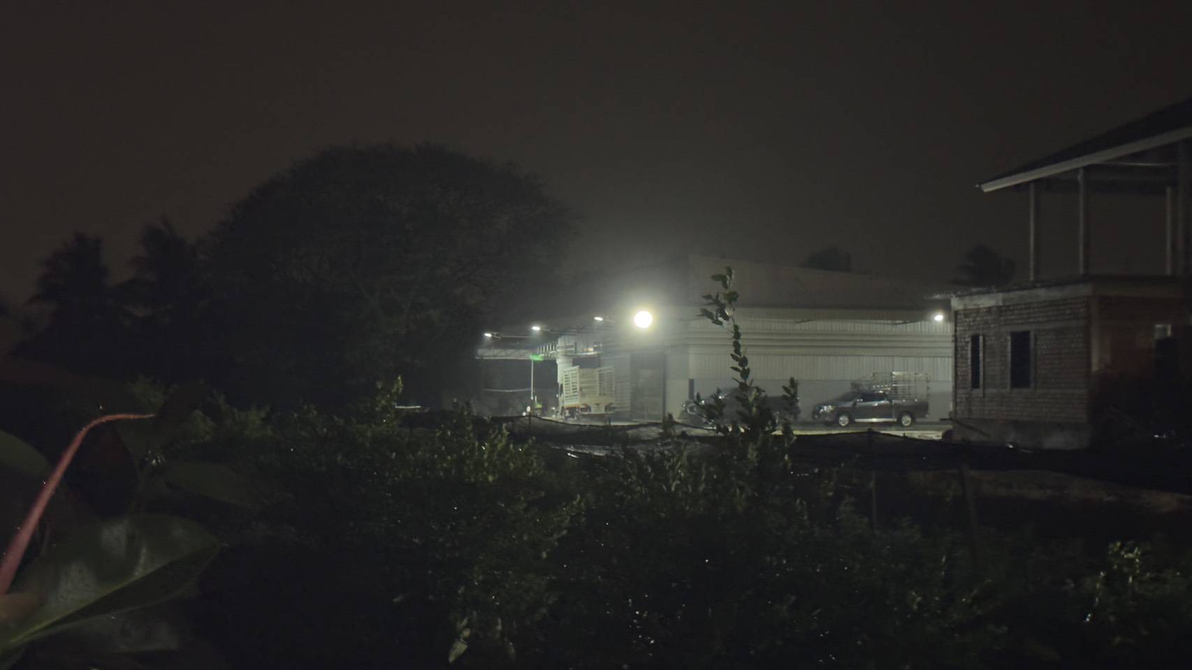 ติดตั้งไฟถนนโซล่าเซลล์ ENRICH พร้อมสปอร์ตไลท์ในโกดังอุปกรณ์