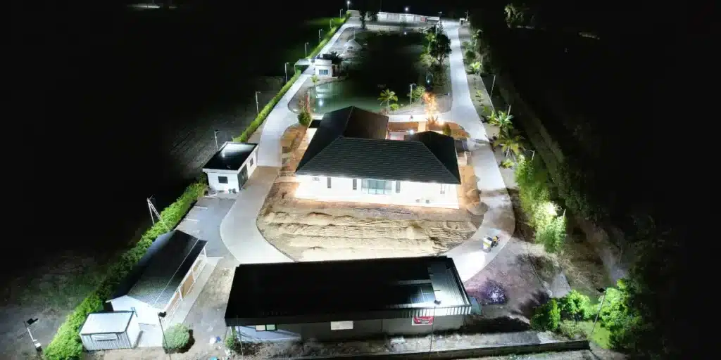 ผลงาน-โคมไฟถนนโซล่าเซลล์ SUNSHINE 1000W 35 ชุด บ้านพักต่างอากาศ